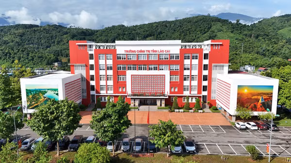 Trường chính trị tỉnh Lào Cai được xây dựng khang trang, hiện đại. (Ảnh: Thành Tâm)