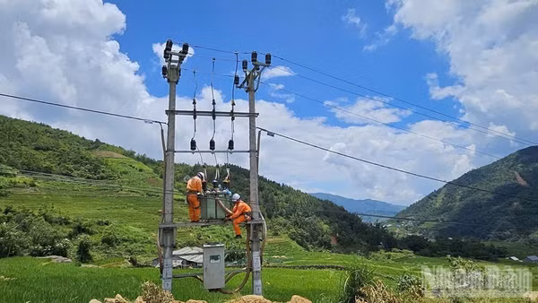 Thi công san tải và luân chuyển trạm biến áp, tối ưu hóa năng lực vận hành của lưới điện trước cao điểm lễ.