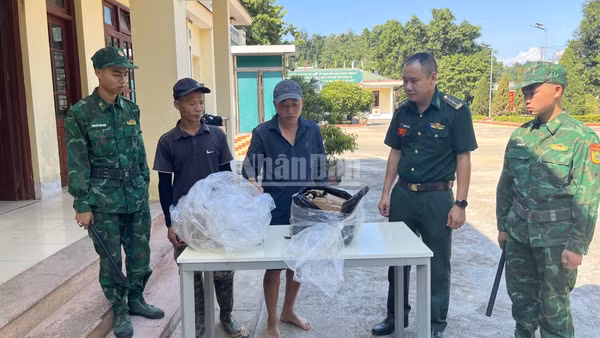 Bộ đội biên phòng Cửa khẩu quốc tế Lào Cai cùng 2 đối tượng kiểm đếm tang vật