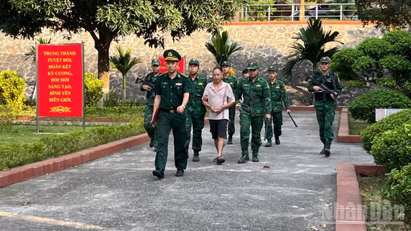 Bộ đội Biên phòng Cửa khẩu quốc tế Lào Cai áp giải đối tượng.