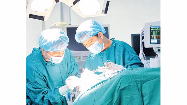 Các bác sĩ của Bệnh viện đa khoa tỉnh Quảng Trị kịp thời can thiệp ca bệnh nặng giúp cứu sống bệnh nhân. 