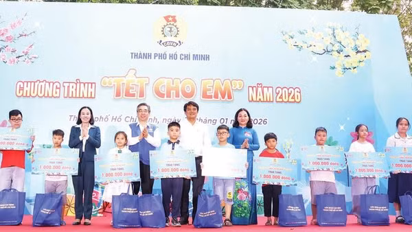 Liên đoàn Lao động Thành phố Hồ Chí Minh tổ chức chương trình tặng quà Tết cho con em đoàn viên, người lao động.