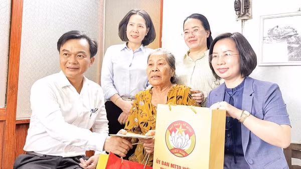 Đoàn công tác Ban Thường trực Ủy ban Mặt trận Tổ quốc Việt Nam Thành phố Hà Nội tặng quà cho gia đình thương binh Nguyễn Ngọc Châu ở thôn An Nha, xã Cồn Tiên (Ảnh NGUYỄN LOAN) 