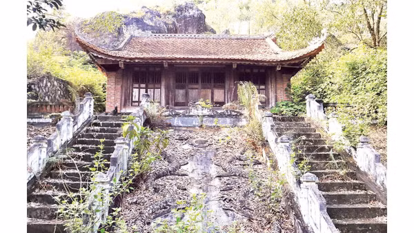 Nhiều hạng mục tại Di tích lịch sử-văn hóa cấp quốc gia núi Lam Thành đang bị xuống cấp, bỏ hoang. 