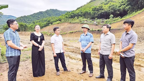 Cán bộ xã Mường Lát khảo sát mặt bằng thi công khu tái định cư, phòng tránh thiên tai cho dân cư ở khu Na Khà. 