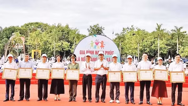 Lãnh đạo tỉnh Thanh Hóa trao bằng khen tặng tập thể, cá nhân có thành tích xuất sắc trong công tác gia đình (Ảnh MAI LUẬN)