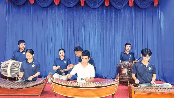Sinh viên học biểu diễn các nhạc cụ truyền thống của đồng bào dân tộc Khmer.