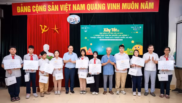 Ông Ngô Việt Anh, Giám đốc Trung tâm Phát triển Truyền thông, Báo Nhân Dân; ông Tống Văn Nga, Thành viên độc lập Hội đồng Quản trị Công ty cổ phần Xây dựng Coteccons và ông Phạm Ngọc Toàn, Ủy viên Thường vụ Đảng ủy, Phó Tổng Giám đốc Công ty TNHH Một thành viên Thoát nước Hà Nội trao học bổng cho các em học sinh. (Ảnh: VIỆT HÀ)