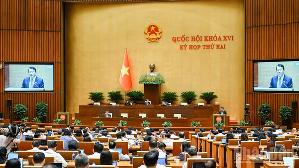 Đại tướng Lương Tam Quang, Bộ trưởng Công an trình bày Báo cáo tiếp thu, giải trình và chỉnh lý dự thảo Bộ luật Hình sự (sửa đổi) trong phiên họp chiều 17/10. (Ảnh: DUY LINH)