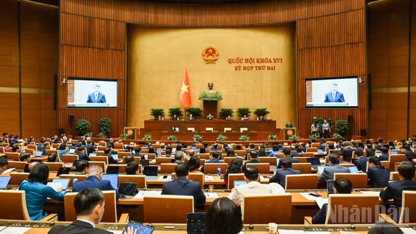 Thủ tướng Chính phủ Lê Minh Hưng trình bày báo cáo kinh tế-xã hội và ngân sách nhà nước trong phiên khai mạc Kỳ họp thứ 2, Quốc hội khóa XVI ngày 17/10. (Ảnh: DUY LINH)