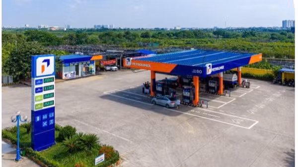 Cửa hàng xăng dầu Petrolimex trong diện mạo mới, hiện đại, đồng bộ hướng tới nâng cao trải nghiệm khách hàng. (Ảnh: Petrolimex)