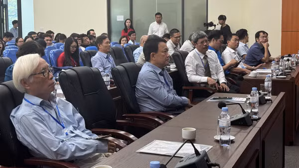 Các đại biểu dự hội nghị lắng nghe các báo cáo viên trình bày các nghiên cứu. (Ảnh: Hà Linh)