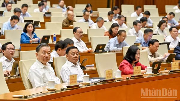 Tổng Bí thư, Chủ tịch nước Tô Lâm; Ủy viên Bộ Chính trị, Thường trực Ban Bí thư Trần Cẩm Tú cùng các đại biểu dự phiên họp ở hội trường sáng 26/10. (Ảnh: THỦY NGUYÊN)