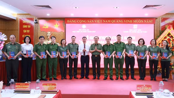 Phó Giáo sư, Tiến sĩ Vũ Trọng Lâm và Phó Giáo sư, Tiến sĩ Trần Quốc Tỏ trao sách tặng các đại biểu. (Ảnh: NXB)