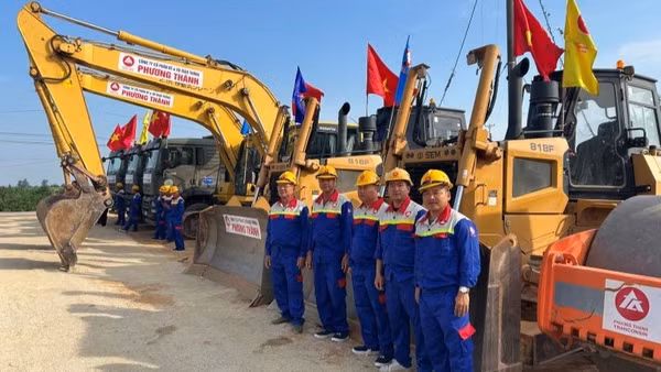 Khởi công dự án xây dựng đường bên và các cầu vượt trên tuyến đường kết nối di sản văn hóa du lịch và phát triển kinh tế dọc sông Hồng trên địa bàn tỉnh Hưng Yên. (Ảnh: PHẠM HÀ)