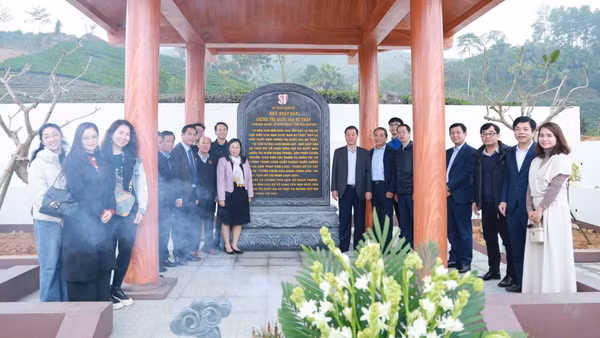 Lãnh đạo, cán bộ, viên chức, người lao động Nhà xuất bản Chính trị quốc gia Sự thật chụp ảnh lưu niệm tại Di tích lịch sử Địa điểm làm việc của Nhà xuất bản tại xóm Cây Hồng (1947-1950), xã Bình Thành, tỉnh Thái Nguyên. (Ảnh: NXB)