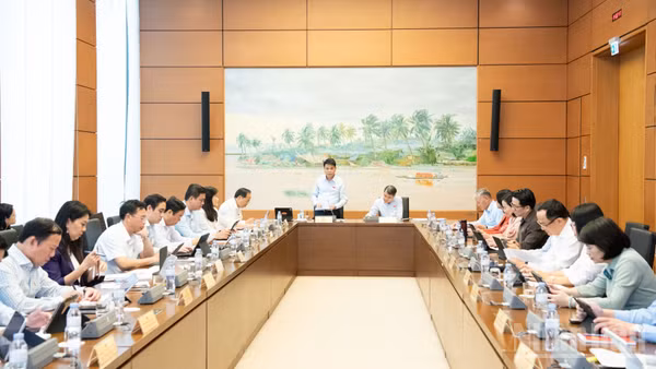Đại biểu Quốc hội thảo luận tổ tại Kỳ họp thứ 2, Quốc hội khóa XVI. (Ảnh: DUY LINH)