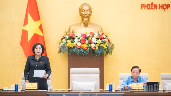 Phó Chủ tịch Quốc hội Nguyễn Thị Hồng điều hành phiên họp sáng 12/10. (Ảnh: DUY LINH)