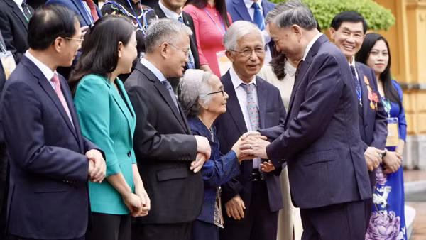 Tổng Bí thư, Chủ tịch nước Tô Lâm gặp gỡ đại biểu kiều bào về dự Hội nghị người Việt Nam ở nước ngoài toàn thế giới lần 4 và Diễn đàn Trí thức và Chuyên gia Việt Nam ở nước ngoài năm 2024. (Ảnh: Ủy ban Nhà nước về người Việt Nam ở nước ngoài cung cấp)