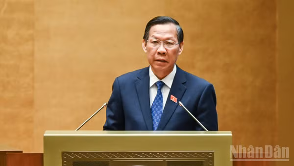 Chủ nhiệm Ủy ban Kinh tế và Tài chính Phan Văn Mãi trình bày Báo cáo thẩm tra về tình hình thực hiện Kế hoạch phát triển kinh tế-xã hội năm 2026 và dự kiến kế hoạch phát triển kinh tế-xã hội năm 2027. (Ảnh: DUY LINH)