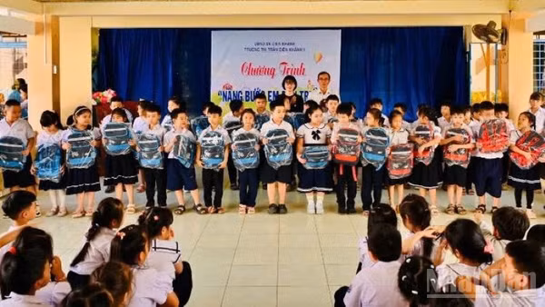 Các em học sinh trường tiểu học thị trấn Diên Khánh 1 nhận những chiếc ba lô mới. (Ảnh: PV)