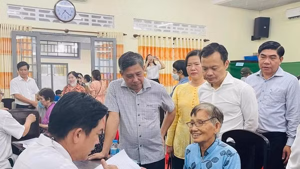 Cần Thơ tổ chức 4 điểm khám sức khỏe, sàng lọc bệnh miễn phí (Trong ảnh: Lãnh đạo thành phố và lãnh đạo Sở Y tế thành phố Cần Thơ tham dự chương trình khám sức khỏe miễn phí tại điểm xã Nhơn Ái).