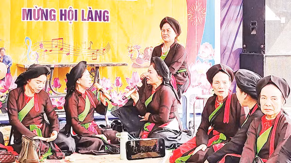 Truyền dạy lối hát dân ca quan họ đến lứa măng non ở Bắc Ninh, ươm mầm niềm đam mê di sản. Ảnh: VĂN HỌC 