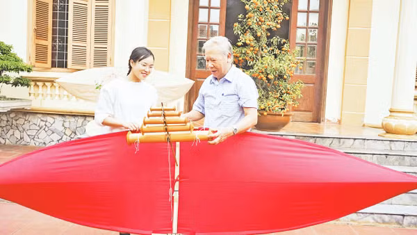Nghệ nhân Nhân dân Nguyễn Hữu Kiêm chia sẻ về cách làm sáo diều. Ảnh: Văn Học 