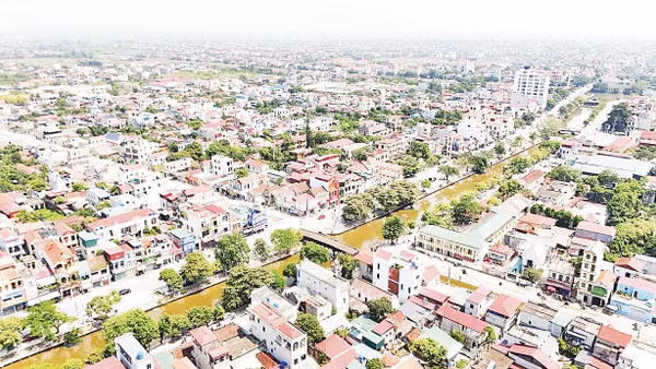Hình ảnh đường Lưu Phương, tại khu vực Phát Diệm, tỉnh Ninh Bình, thuộc dự án CRUIV với hệ thống kênh dẫn thoát nước và cây xanh tạo cảnh quan ở hai bên. (Nguồn: Đại sứ quán Pháp tại Hà Nội)