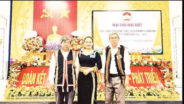 Già làng Puih Chih (người đầu tiên, bên phải). Ảnh: Bùi Lan
