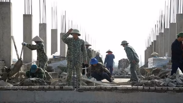 Không khí lao động trên công trường Trường Nội trú liên cấp Thanh Yên, tỉnh Điện Biên.