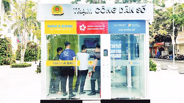 Người dân trải nghiệm dịch vụ tại Trạm công dân số. Ảnh: Hiền Thu