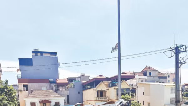 Việc xả rác không theo quy định diễn ra ở hầu khắp các địa bàn, làm kéo dài tình trạng thu gom rác nhỏ lẻ, thủ công. Ảnh: Nhị An