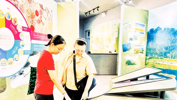 Du khách tham quan khu trưng bày tại Vườn Quốc gia Cát Tiên. 