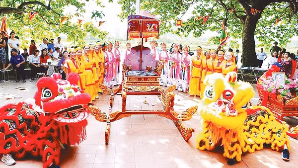 Nghi lễ trước khi trình diễn hò Cửa Đình và múa Bài bông. Ảnh: KHÁNH VY 