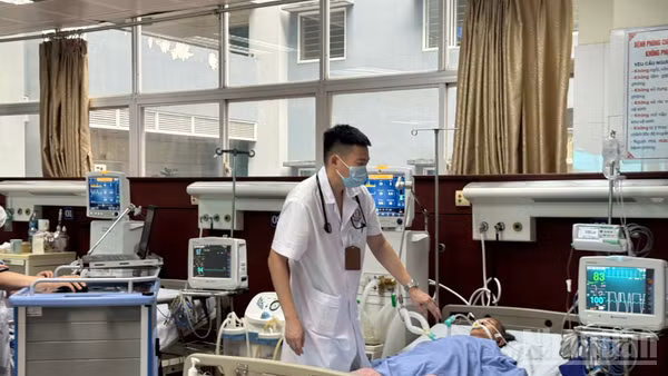 Bảo hiểm xã hội giúp người dân giảm gánh nặng khi khám chữa bệnh. (Ảnh A.T)