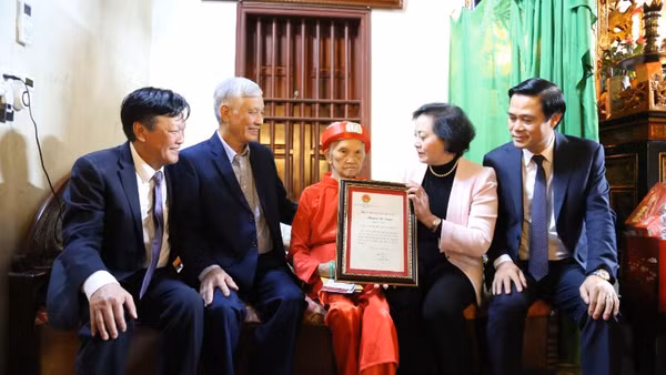 Phó Thủ tướng Phạm Thị Thanh Trà trao Thiếp mừng thọ 100 tuổi của Chủ tịch nước tặng cụ Nguyễn Thị Tuyến.