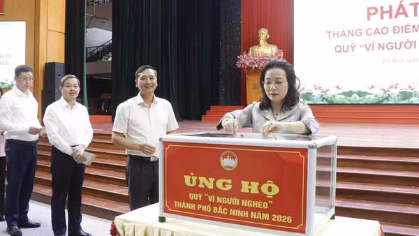 Các đồng chí lãnh đạo thành phố Bắc Ninh tham gia ủng hộ tại lễ phát động. (Ảnh N.T)
