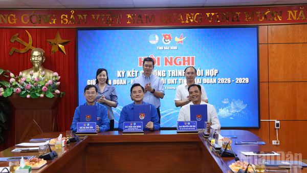 Đại diện Tỉnh Đoàn, Hội Liên hiệp Thanh niên tỉnh và Hội Doanh nhân trẻ tỉnh Bắc Ninh ký kết chương trình phối hợp giai đoạn 2026-2029. (Ảnh A.T)