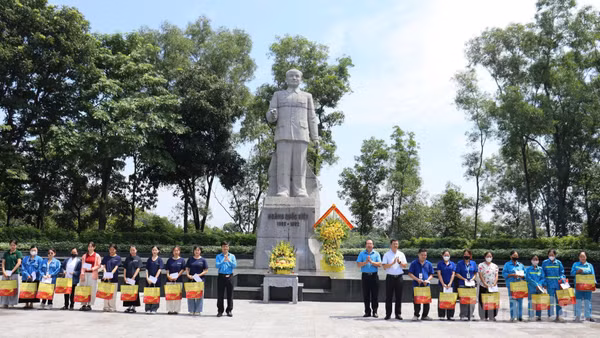 Lãnh đạo Tổng Liên đoàn Lao động Việt Nam và tỉnh Bắc Ninh động viên, trao quà tặng các đoàn viên công đoàn có hoàn cảnh khó khăn. (Ảnh A.T)