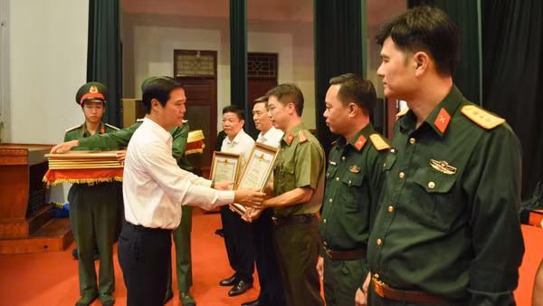 Đồng chí Phó Chủ tịch Ủy ban nhân dân thành phố Bắc Ninh Lê Xuân Lợi, Trưởng Ban Chỉ đạo tìm kiếm, quy tập và xác định danh tính hài cốt liệt sĩ thành phố trao Bằng khen của Chủ tịch Ủy ban nhân dân thành phố tặng các tập thể có thành tích xuất sắc. (Ảnh: TT)