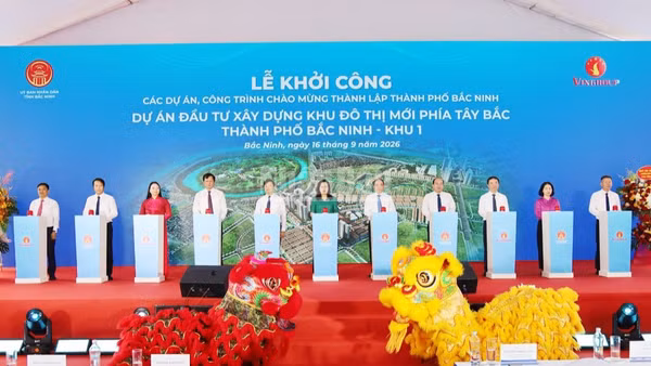 Các đại biểu nhấn nút khởi công dự án khu đô thị Vinhomes King Park tại phường Kinh Bắc, tỉnh Bắc Ninh. (Ảnh: A.T)