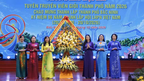 Lãnh đạo Trung ương Hội Liên hiệp Phụ nữ Việt Nam tặng hoa chúc mừng hội thi. (Ảnh: T.T)
