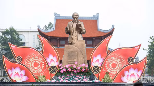 Tượng đài Chủ tịch Hồ Chí Minh được đặt trang trọng trong khuôn viên Công viên Văn Miếu. (Ảnh: A.T) 