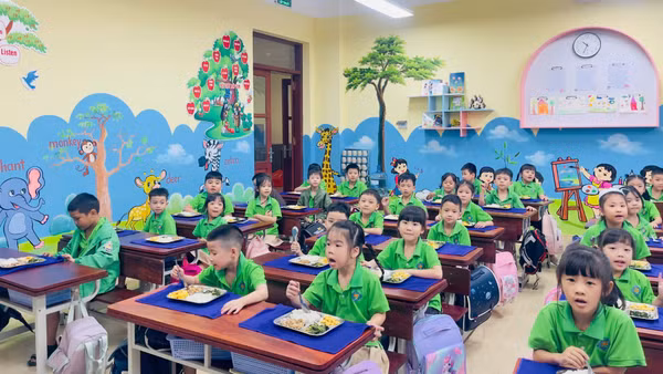 Bữa ăn bán trú đầu tiên của học sinh Trường tiểu học và trung học cơ sở Trần Quốc Toản, phường Kinh Bắc. ( Ảnh: A.T)