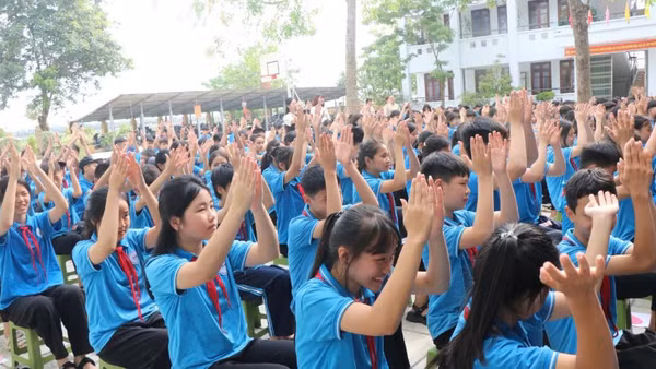 Gần 1.000 học sinh Trường trung học cơ sở Hòa Long, phường Kinh Bắc tham gia chương trình.