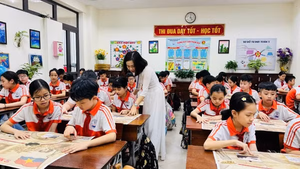 Cô và trò Trường tiểu học Suối Hoa, phường Kinh Bắc.