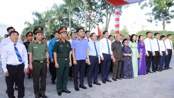 Các đại biểu dâng hương trước tượng đài đồng chí Hoàng Quốc Việt tại Công viên Hoàng Quốc Việt, phường Vũ Ninh, Bắc Ninh.