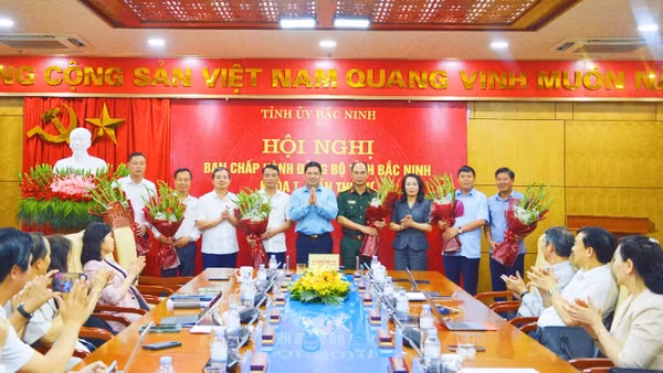Lãnh đạo tỉnh Bắc Ninh tặng hoa các đồng chí vừa được kiện toàn cấp ủy và điều động công tác.