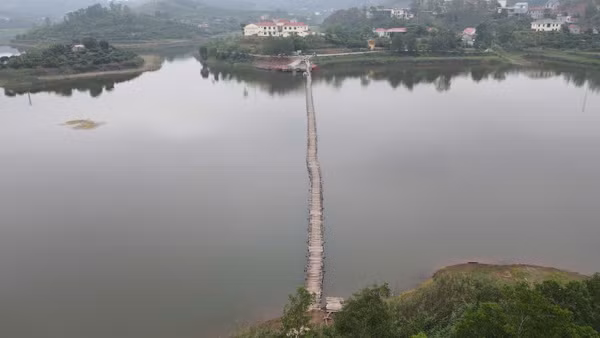 Chiếc cầu phao tạm như sợi chỉ vắt ngang lòng hồ Cấm Sơn đã tồn tại từ năm 2018.